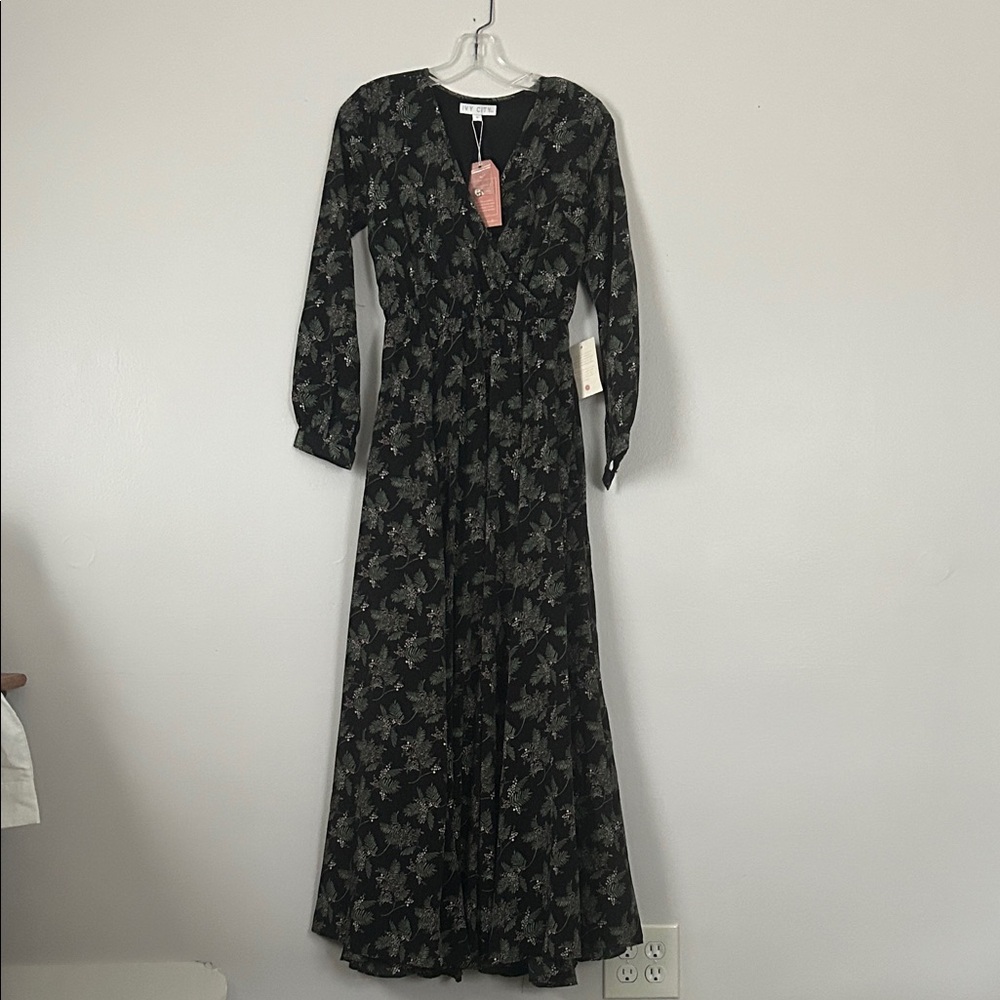 Ivy City Co Black and Gray Floral Long Sleeve Dress